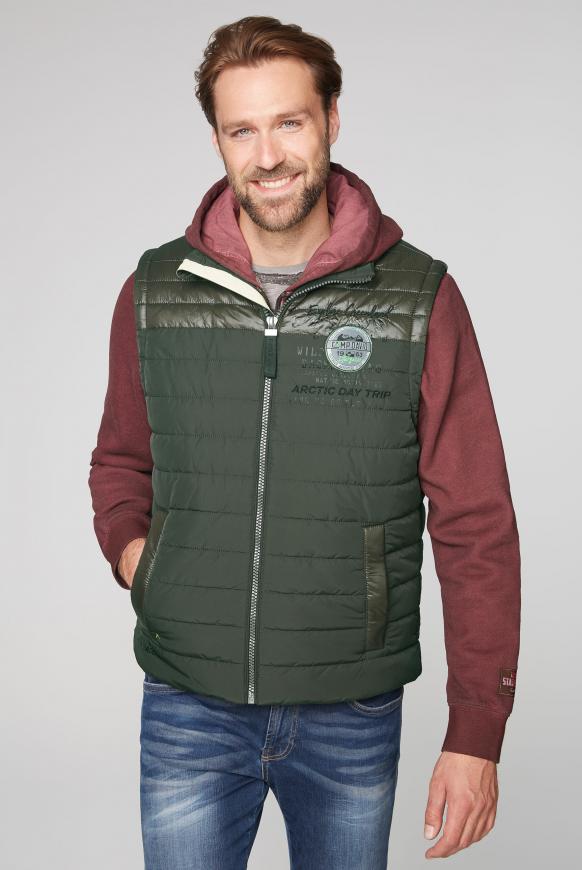 Outdoorweste mit Label-Applikationen
