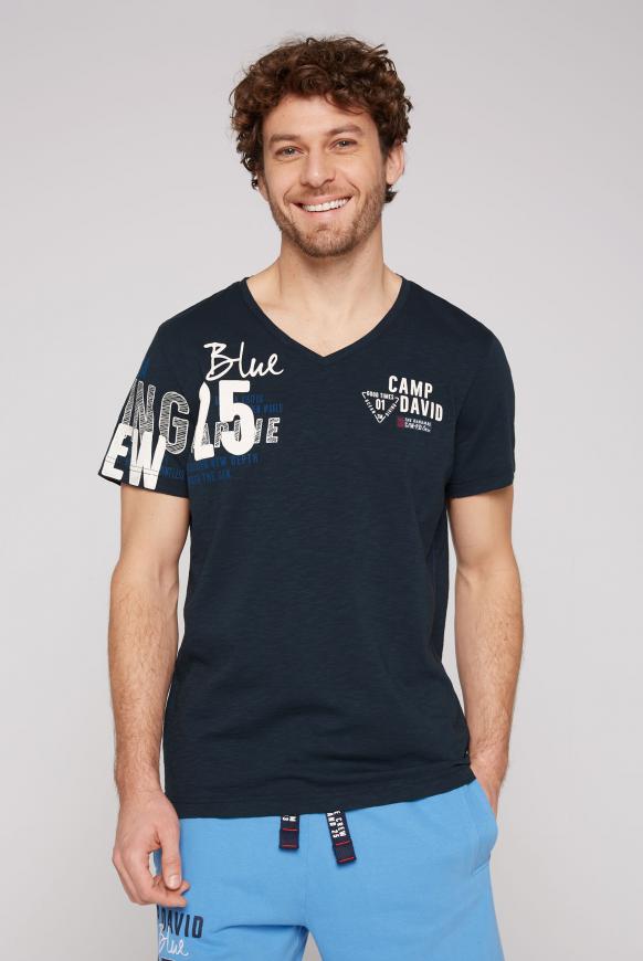 T-Shirt mit V-Neck und Rubber-Artworks ocean navy