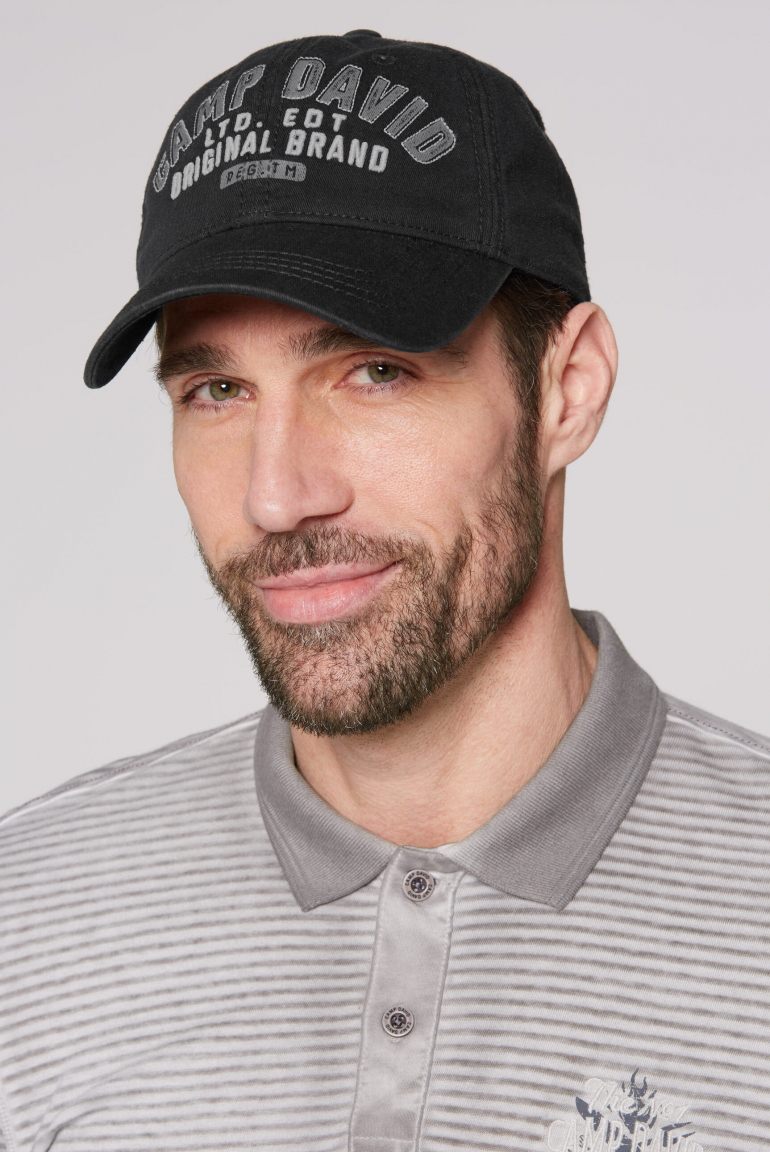 Base Cap mit Logo Artwork black