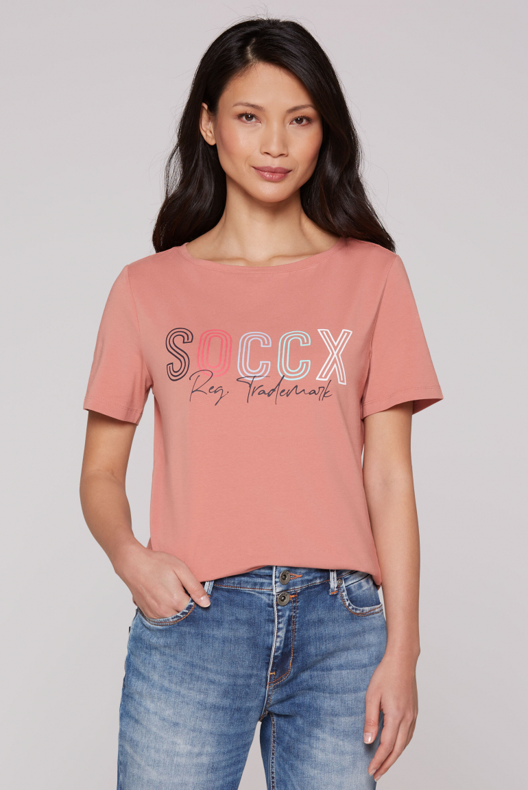 Basic T-Shirt mit U-Boot-Ausschnitt und Logo beachy red