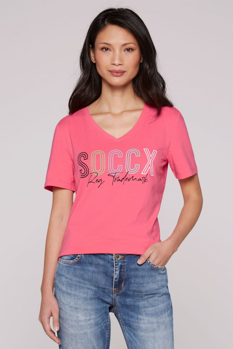 Basic T-Shirt mit V-Ausschnitt und Logo coral pink