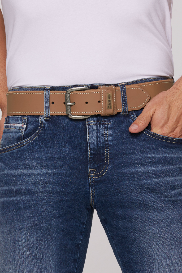 Gürtel aus Leder mit Kontrastnaht und Logo-Plakette beige