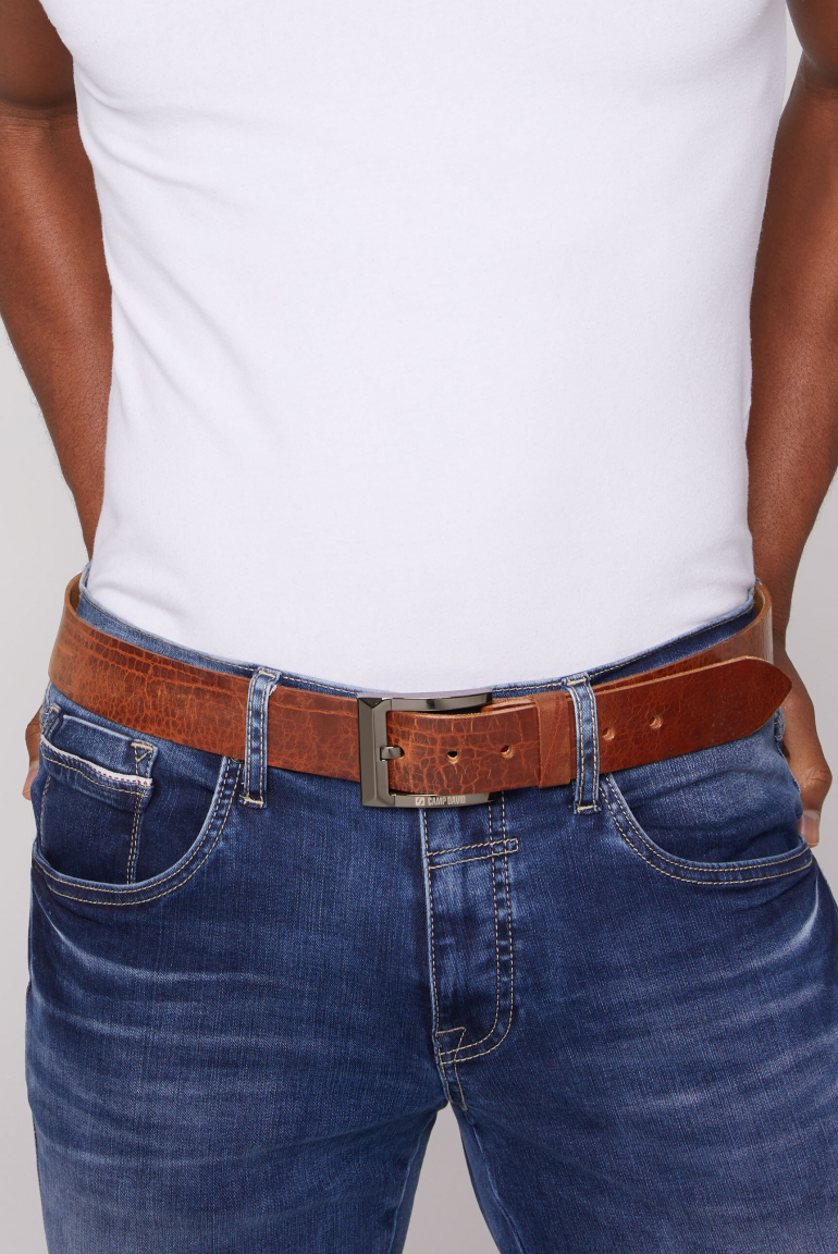 Gürtel aus Leder mit Logo auf der Metallschließe brown