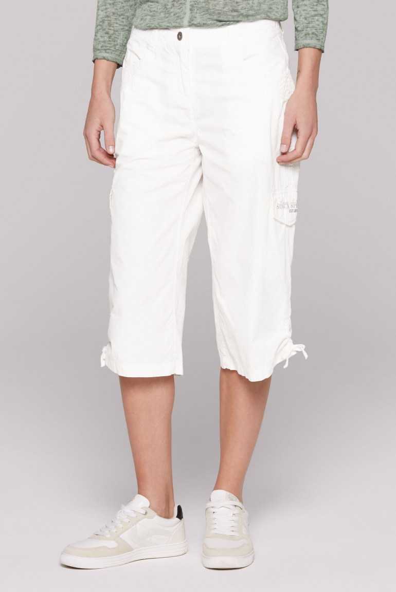 Skater-Shorts mit Beintaschen und Print ivory