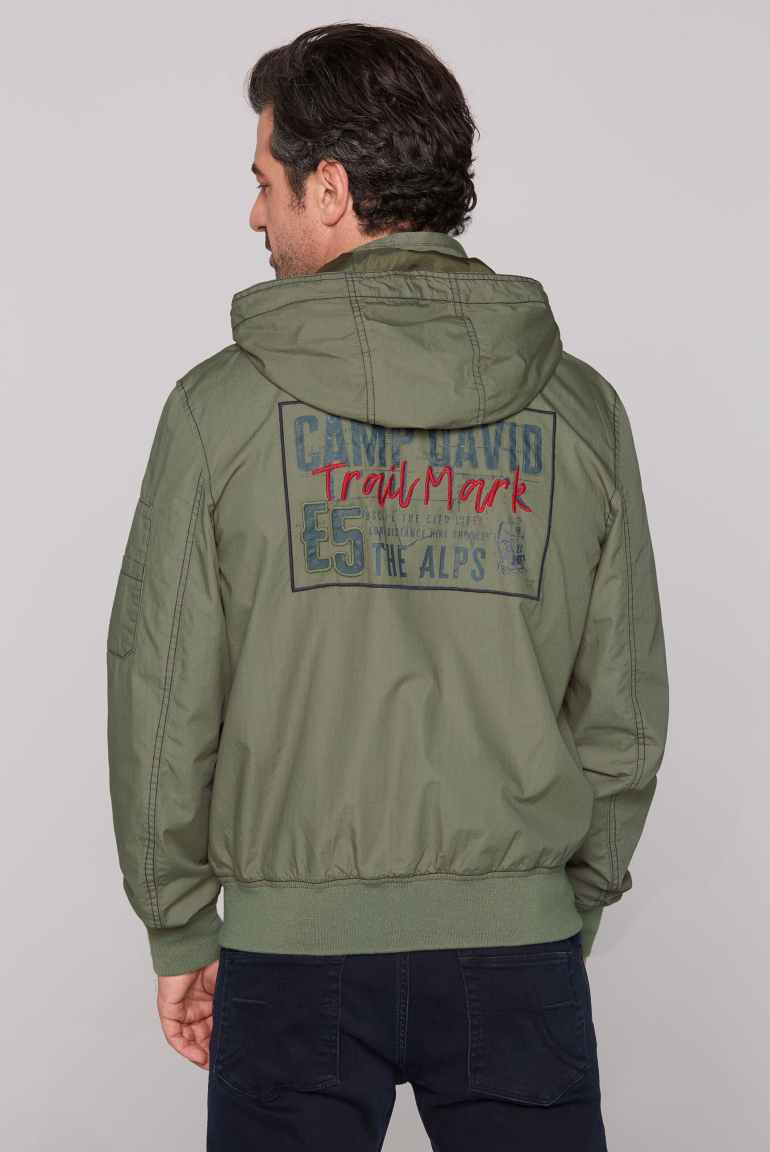 Stone Washed Blouson mit Kapuze und Artworks sage green