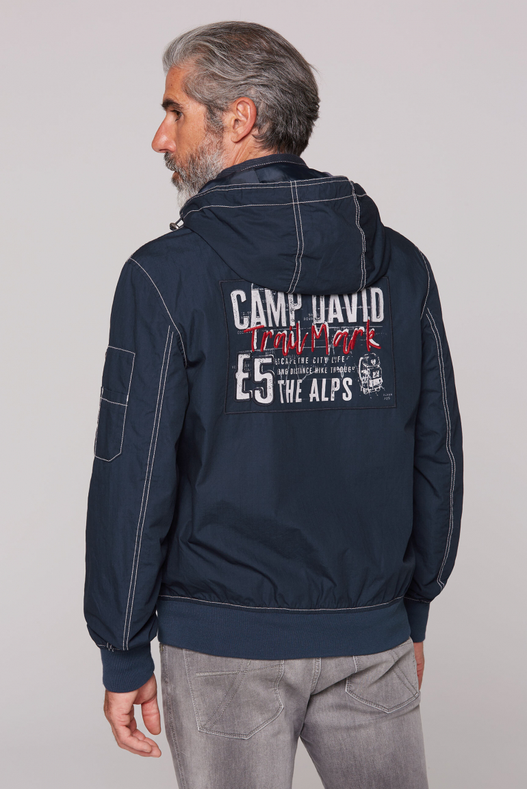 Stone Washed Blouson mit Kapuze und Artworks deep water