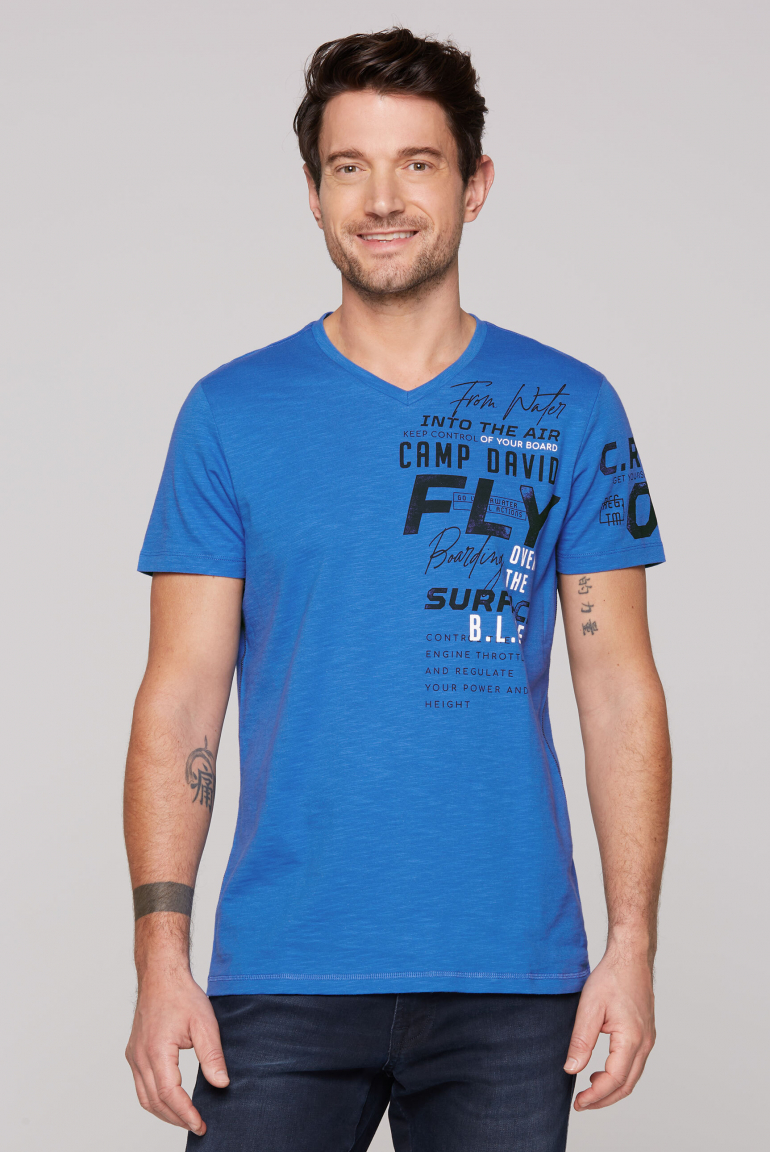 T-Shirt mit V-Neck und Label Prints pacific blue