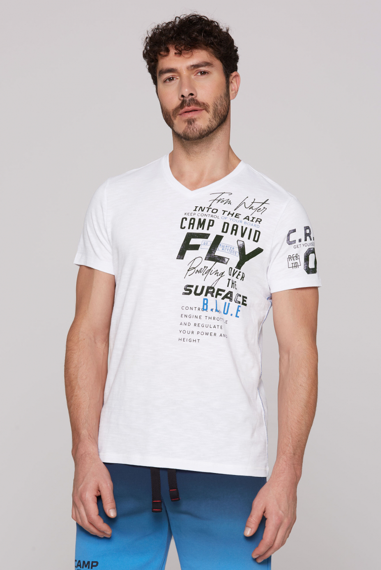 T-Shirt mit V-Neck und Label Prints opticwhite