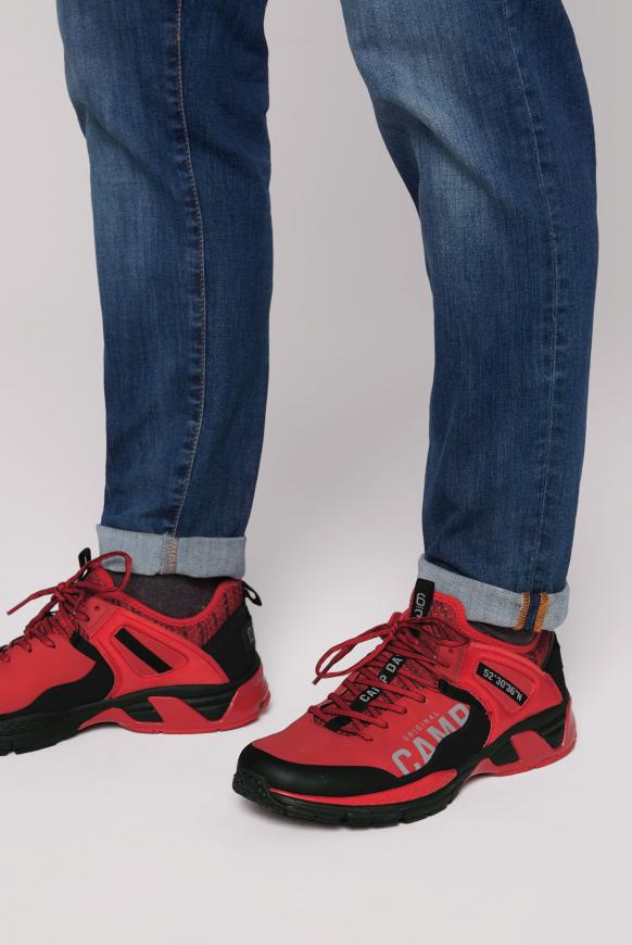Sneaker im Materialmix mit Logo-Design mission red