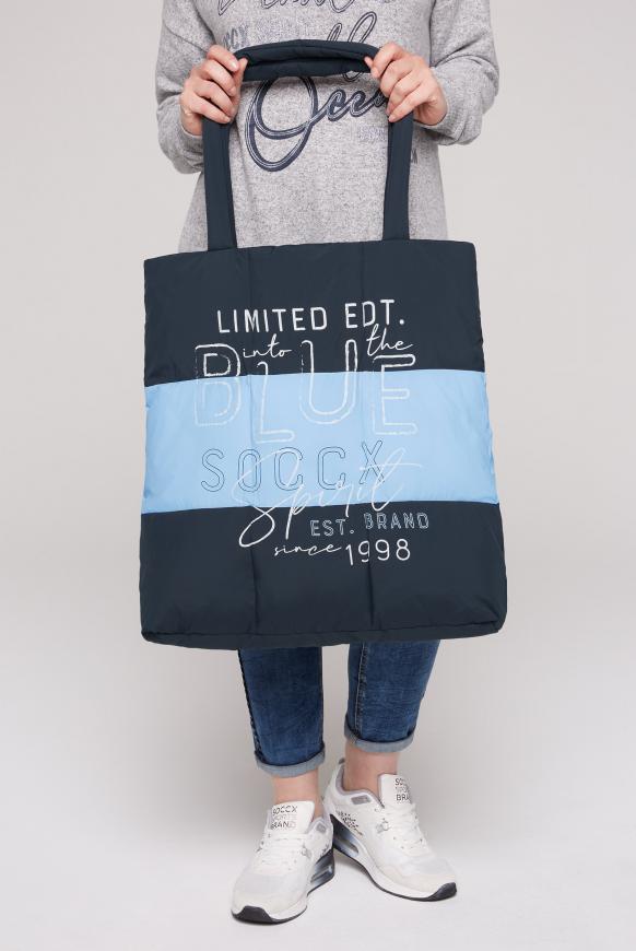 Puffer Bag mit Farbstreifen und Artwork
