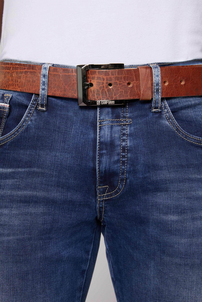 Gürtel aus Leder mit Logo auf der Metallschließe