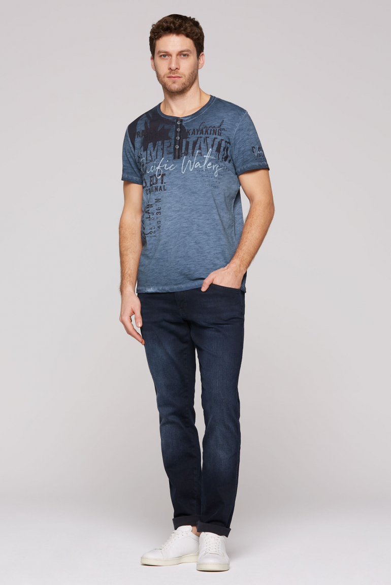 Henley-Shirt mit Used-Färbung und Artwork