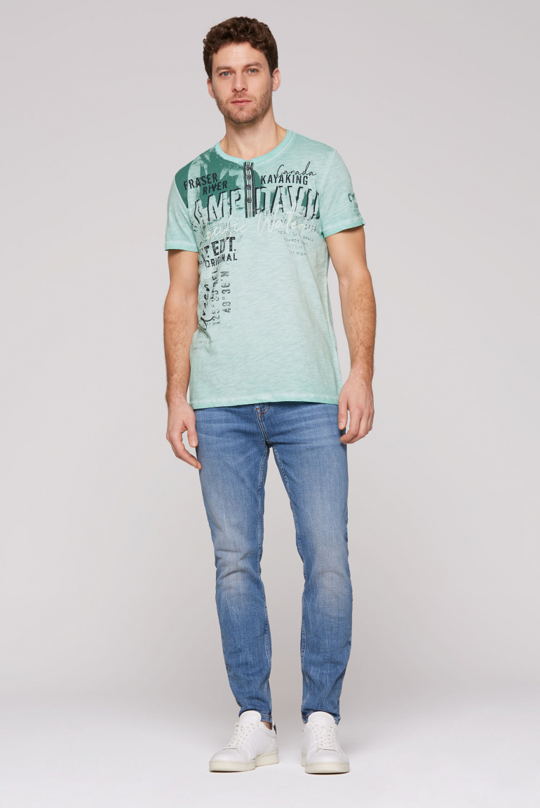 Henley-Shirt mit Used-Färbung und Artwork