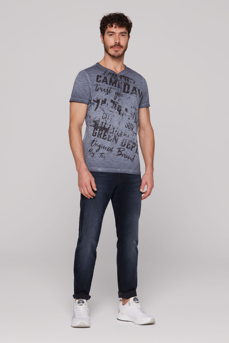 Henley-Shirt mit Wording Print im Used Look