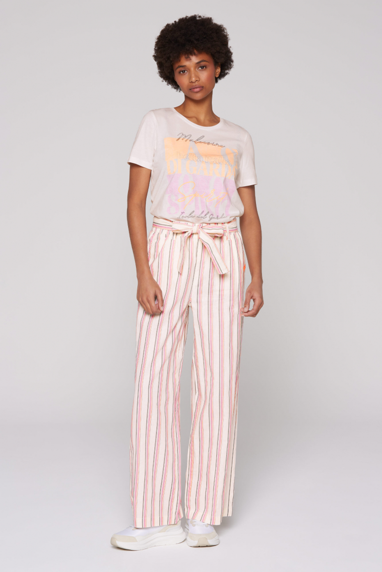 Leinenhose mit bunten Streifen und Bindegürtel