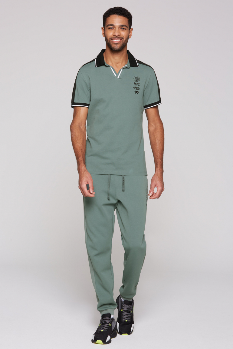 Pikee-Polo mit V-Neck und Schultereinsätzen