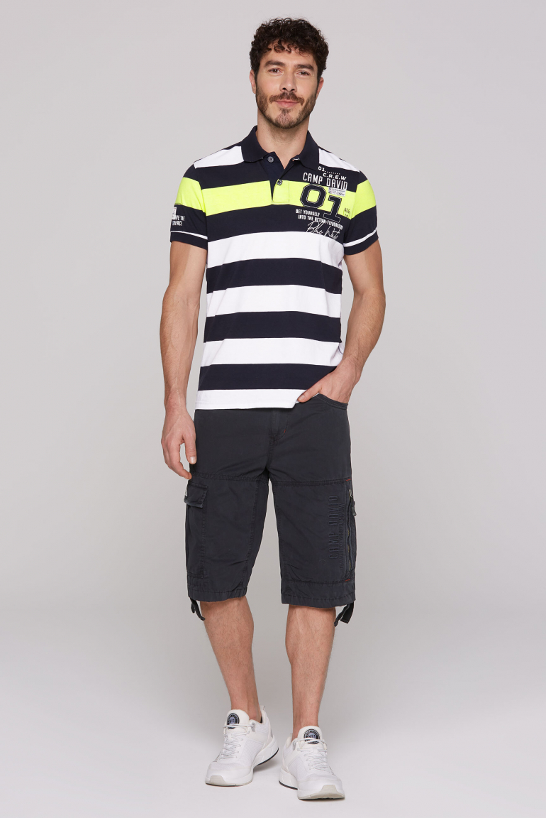 Polo mit bunten Blockstreifen und Artworks