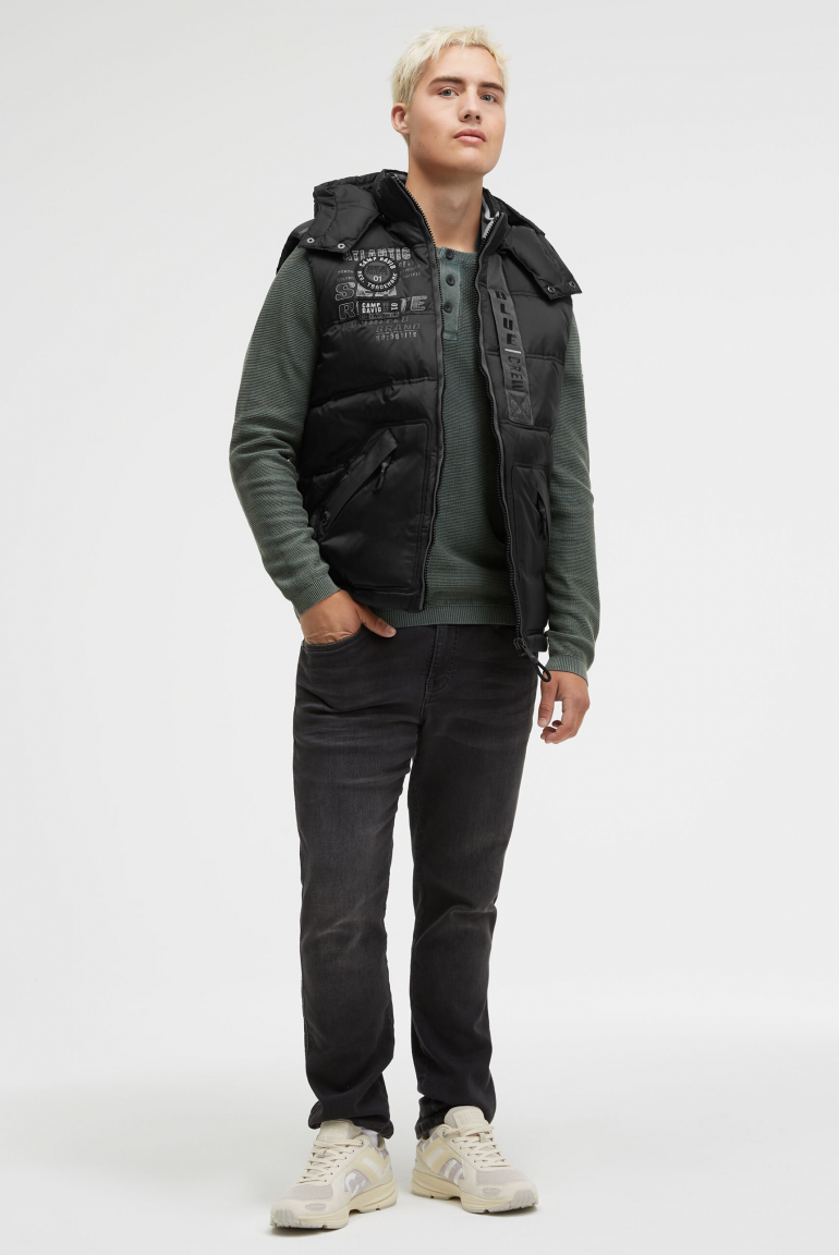 Steppweste mit Tapes, Artworks und Kapuze