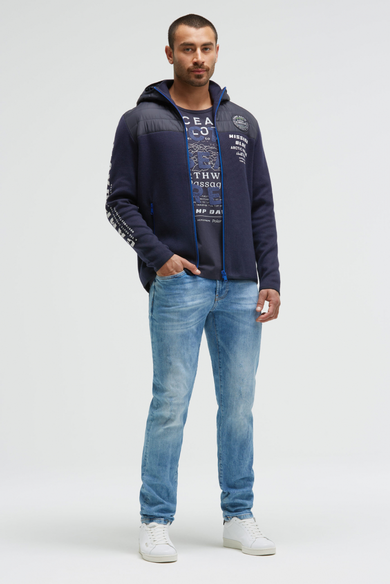 Strickjacke mit Steppkapuze  und Logo Prints