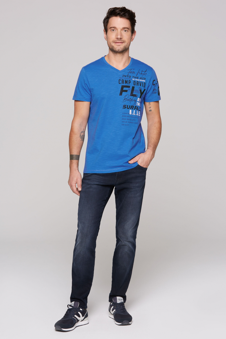 T-Shirt mit V-Neck und Label Prints