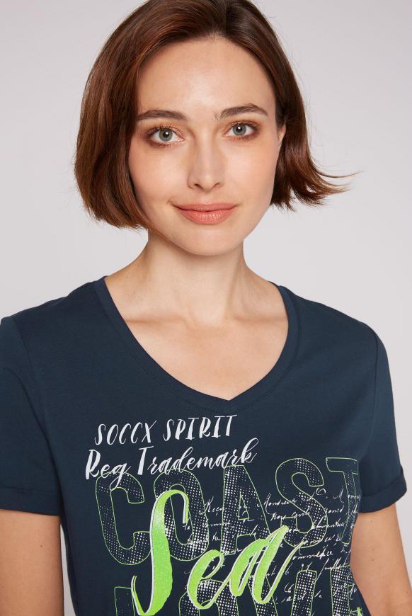 T-Shirt mit V-Ausschnitt und Glitter Print