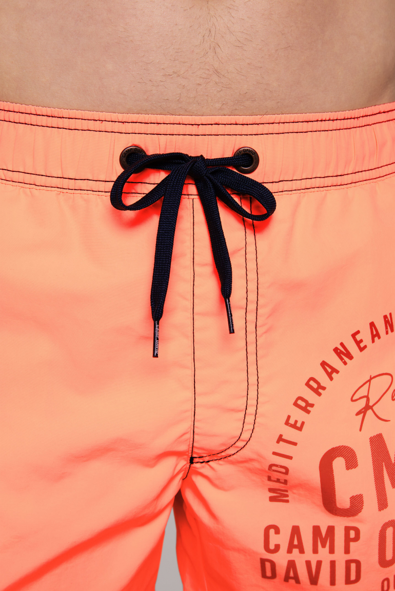 Badeshorts mit Logo Print