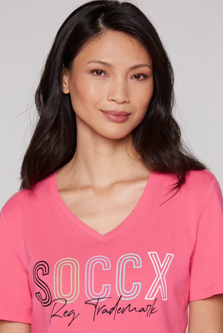 Basic T-Shirt mit V-Ausschnitt und Logo