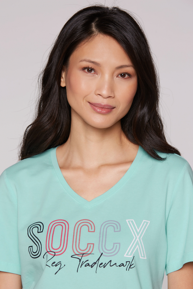 Basic T-Shirt mit V-Ausschnitt und Logo