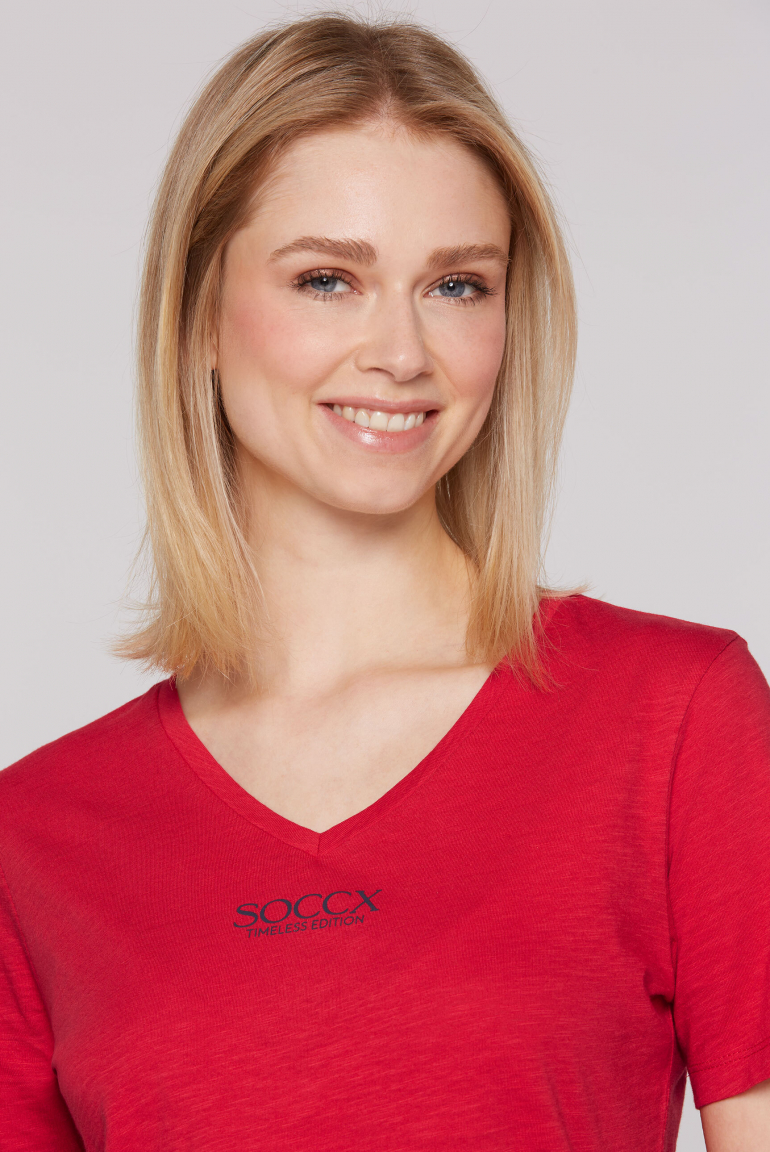 Basic T-Shirt mit V-Ausschnitt und Logo