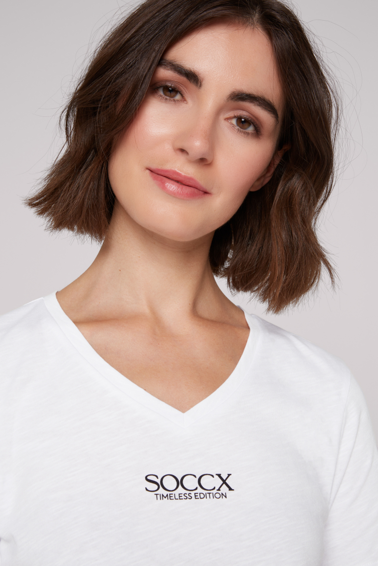 Basic T-Shirt mit V-Ausschnitt und Logo