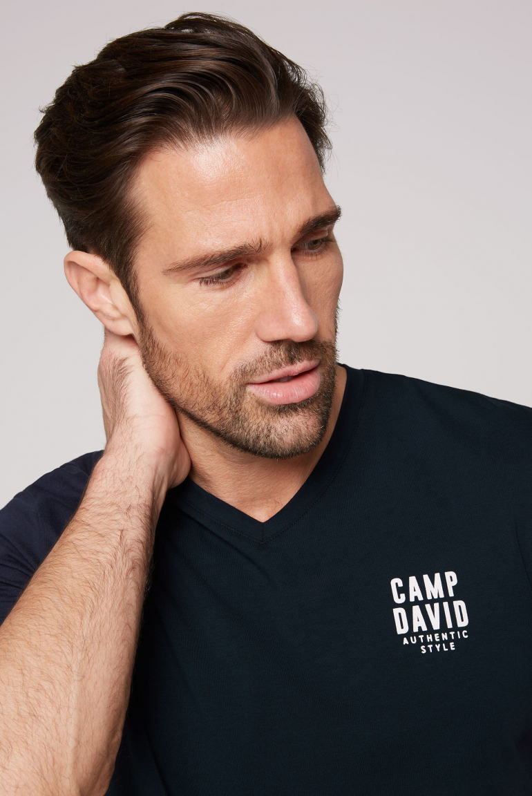 Basic T-Shirt V-Neck mit Logo Print