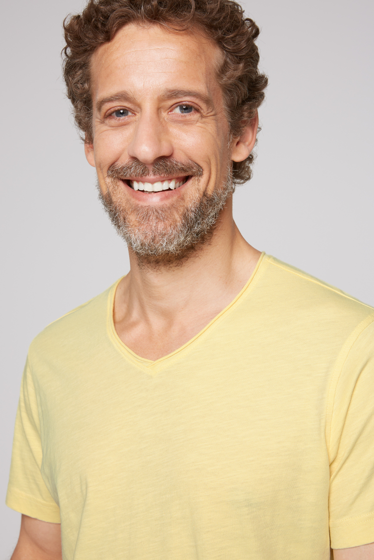 Basic T-Shirt V-Neck mit Used-Kante