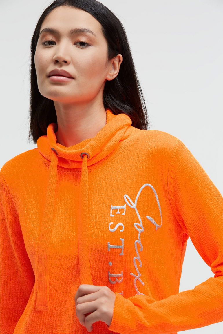 Chenille-Pullover mit hohem Kragen und Artwork