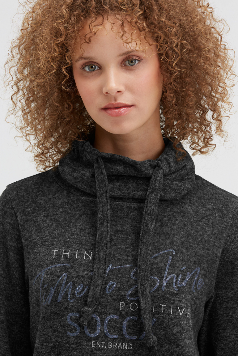 Flauschstrickpullover mit Kragen und Glitter Print