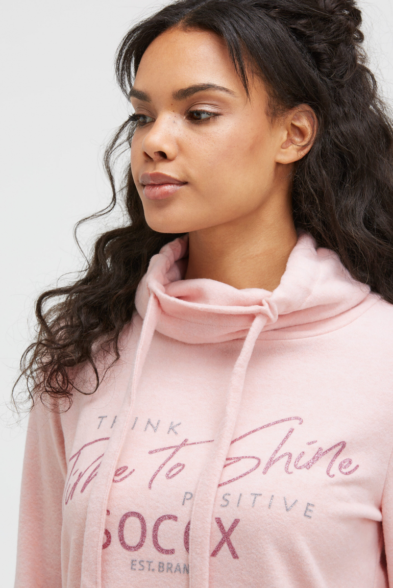 Flauschstrickpullover mit Kragen und Glitter Print