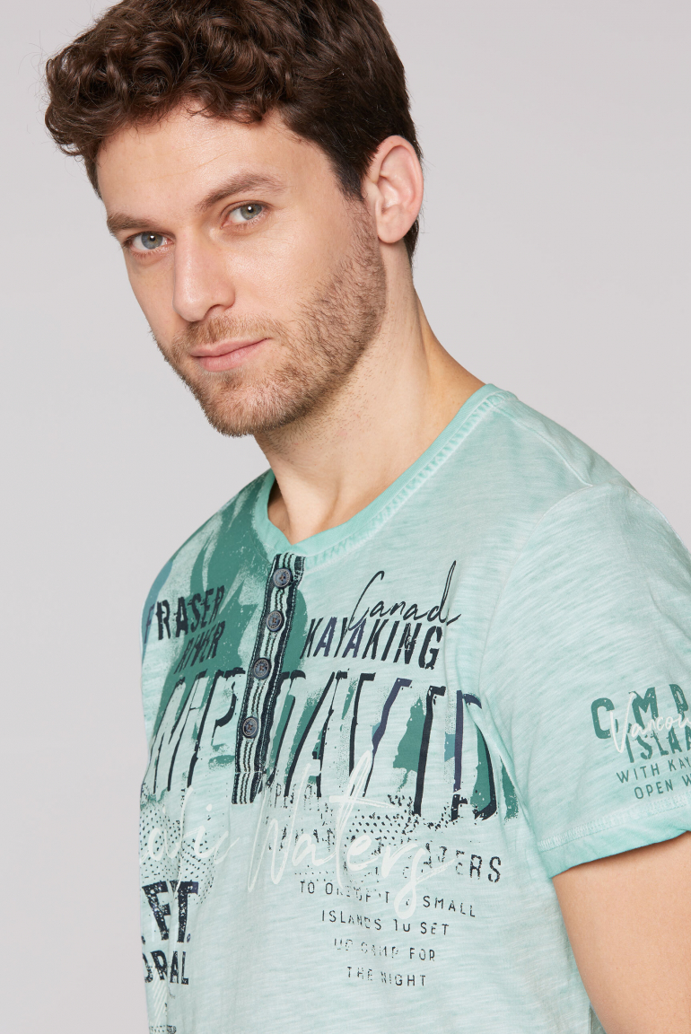 Henley-Shirt mit Used-Färbung und Artwork