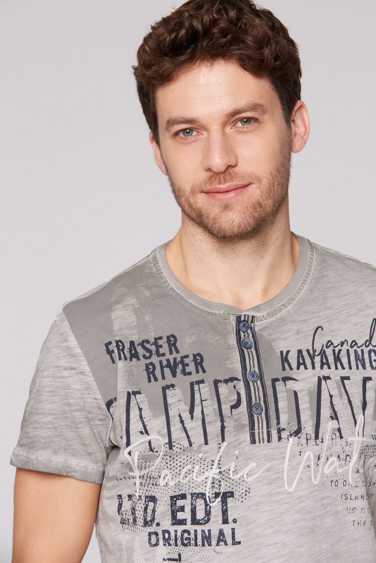 Henley-Shirt mit Used-Färbung und Artwork