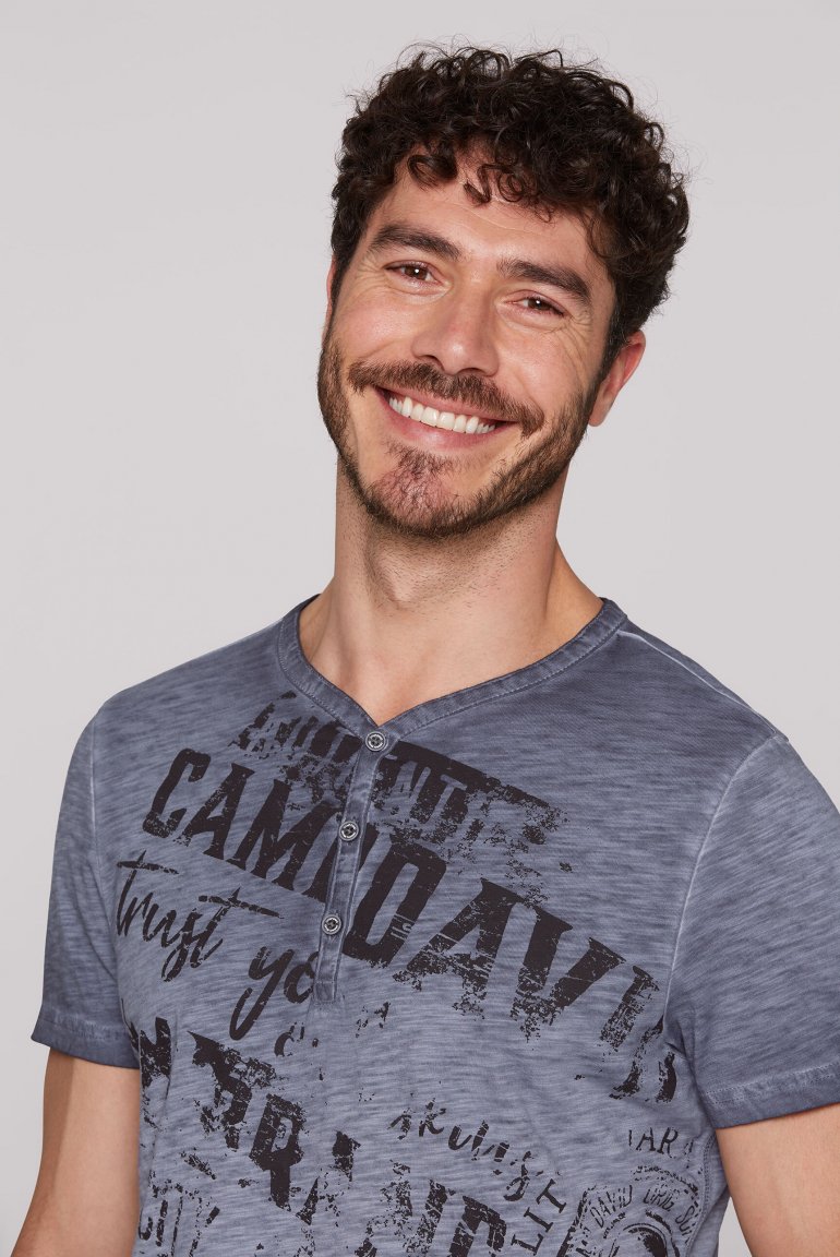Henley-Shirt mit Wording Print im Used Look