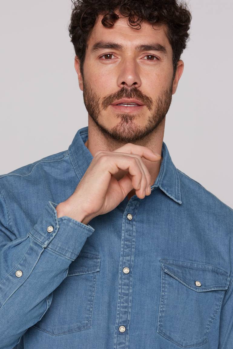 Jeanshemd mit Druckknöpfen