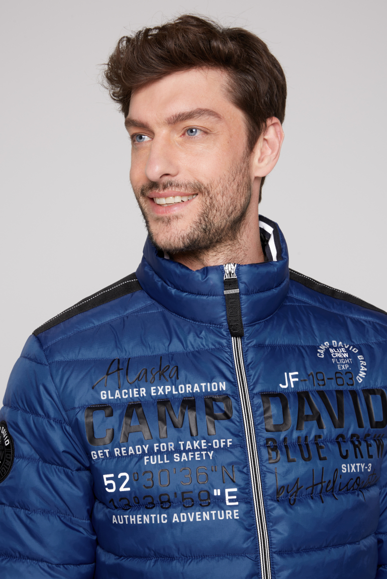 Leichte Steppjacke mit Logo Prints und Tapes