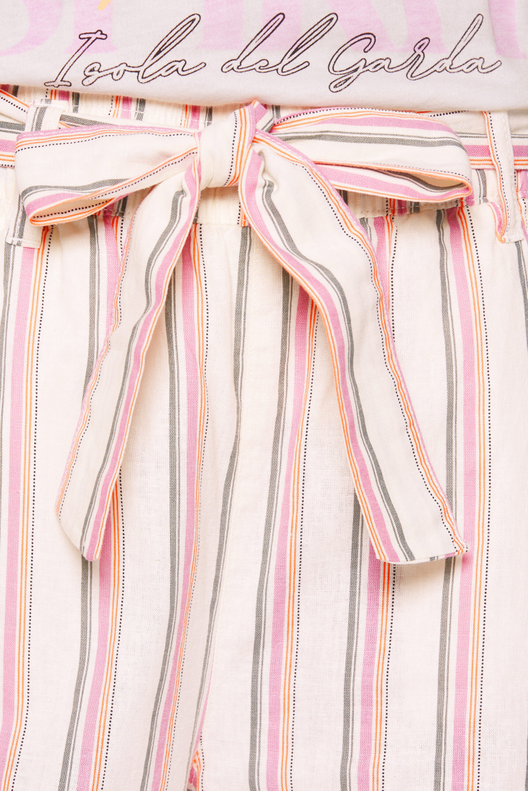 Leinenhose mit bunten Streifen und Bindegürtel