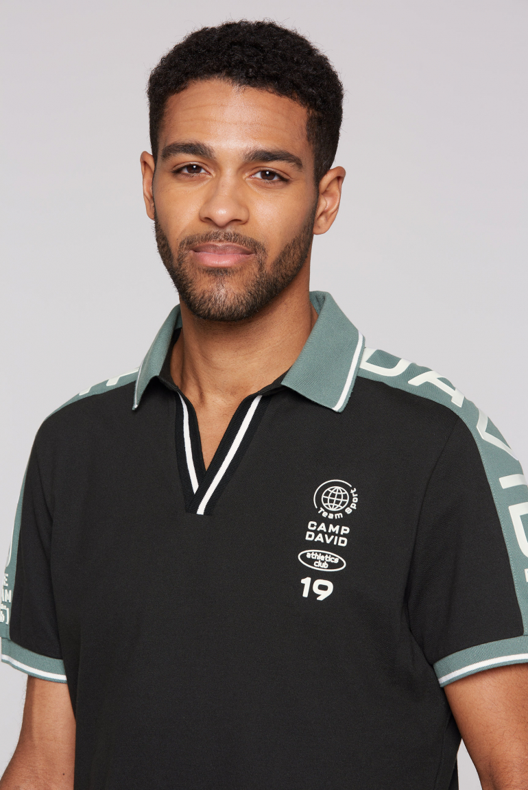 Pikee-Polo mit V-Neck und Schultereinsätzen