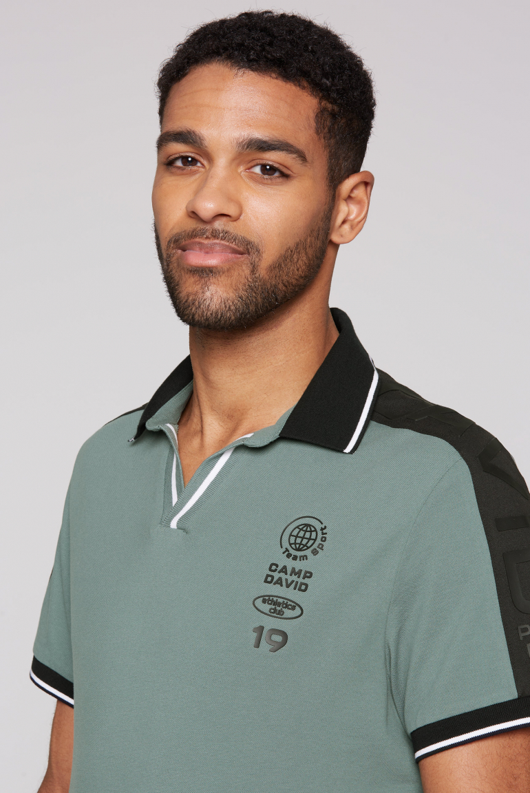 Pikee-Polo mit V-Neck und Schultereinsätzen