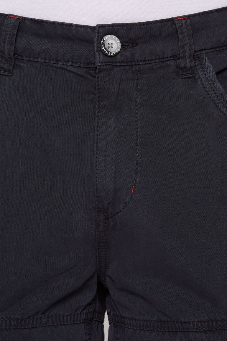 Skater Shorts aus Twill mit Logo-Stickerei