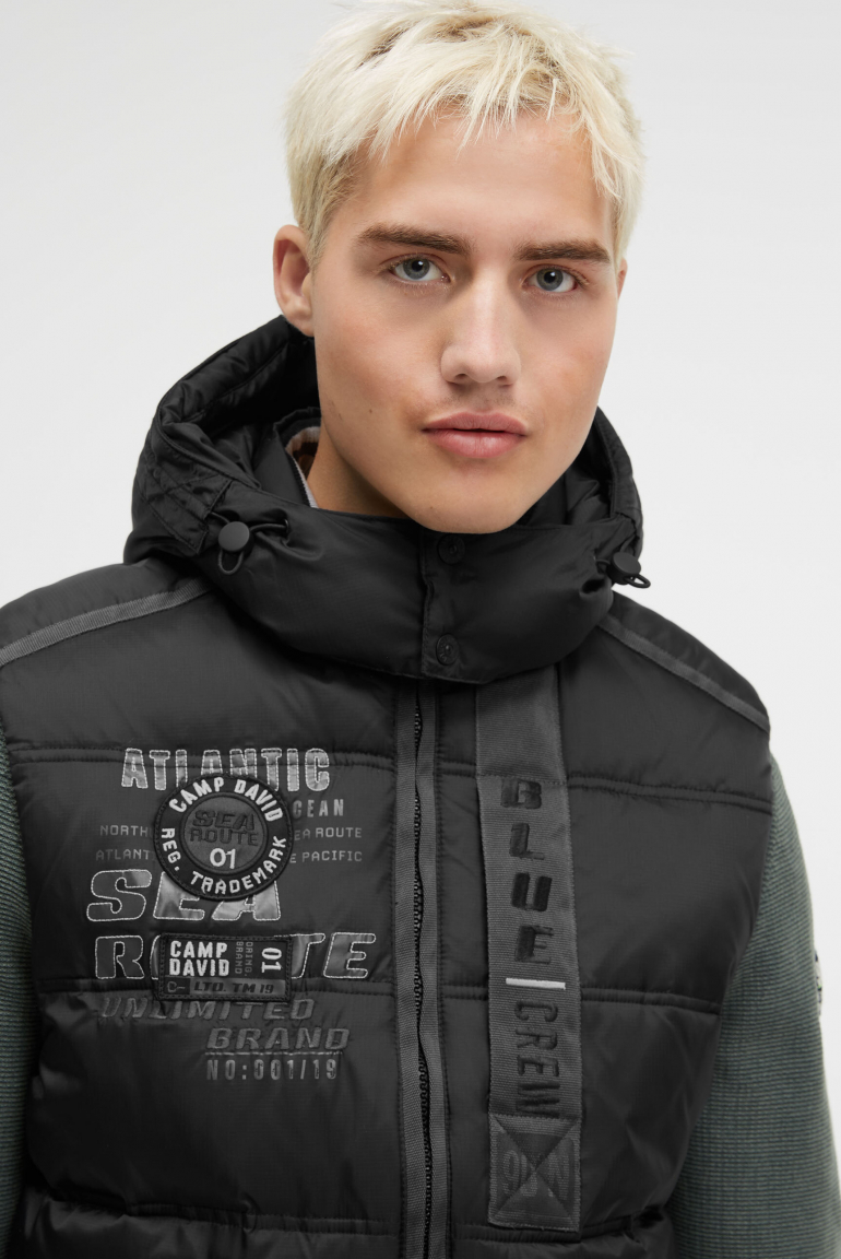 Steppweste mit Tapes, Artworks und Kapuze