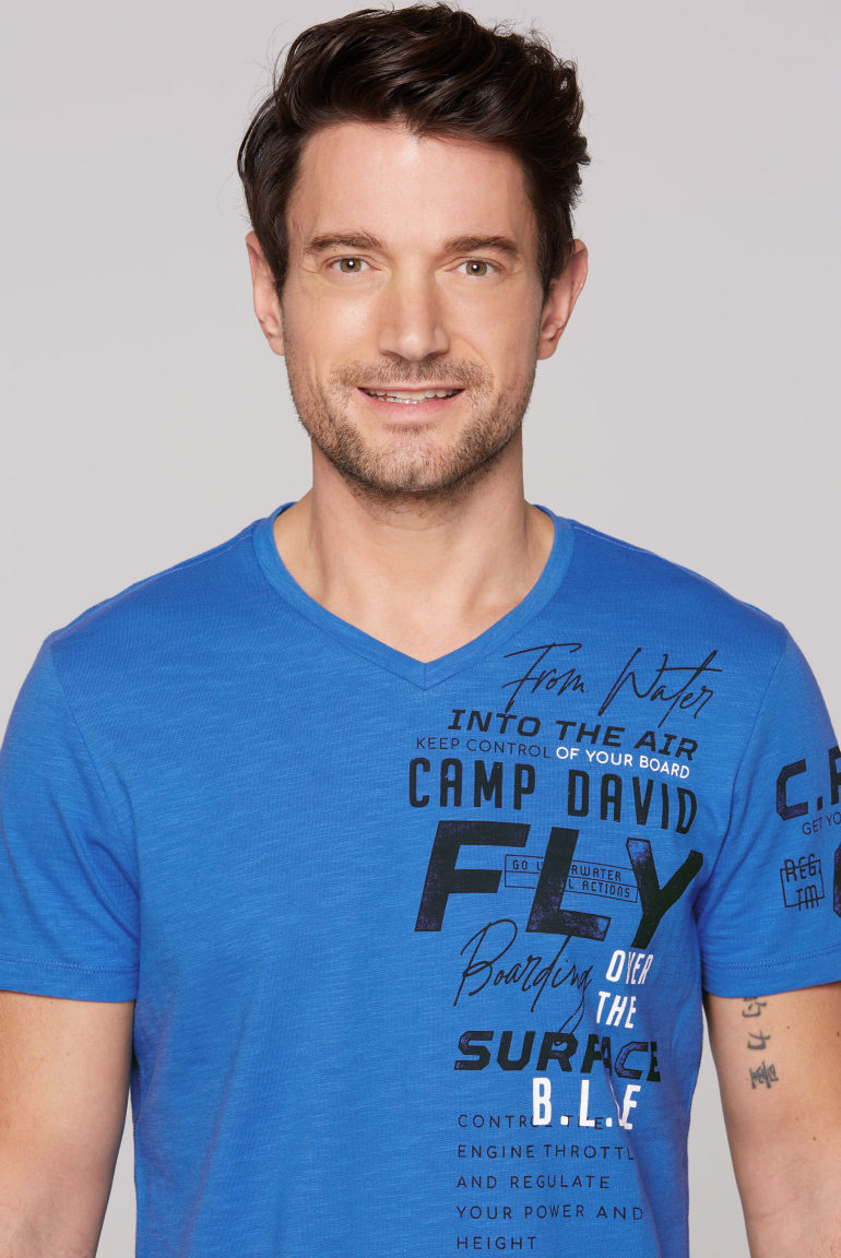 T-Shirt mit V-Neck und Label Prints