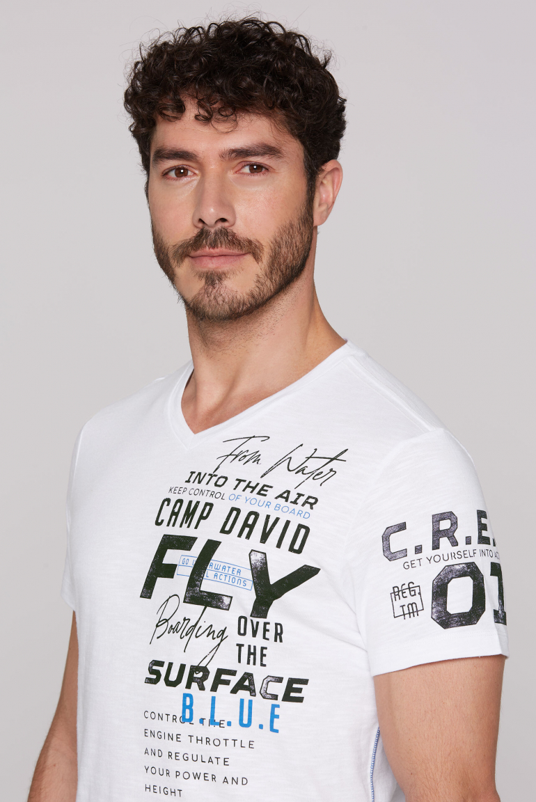 T-Shirt mit V-Neck und Label Prints