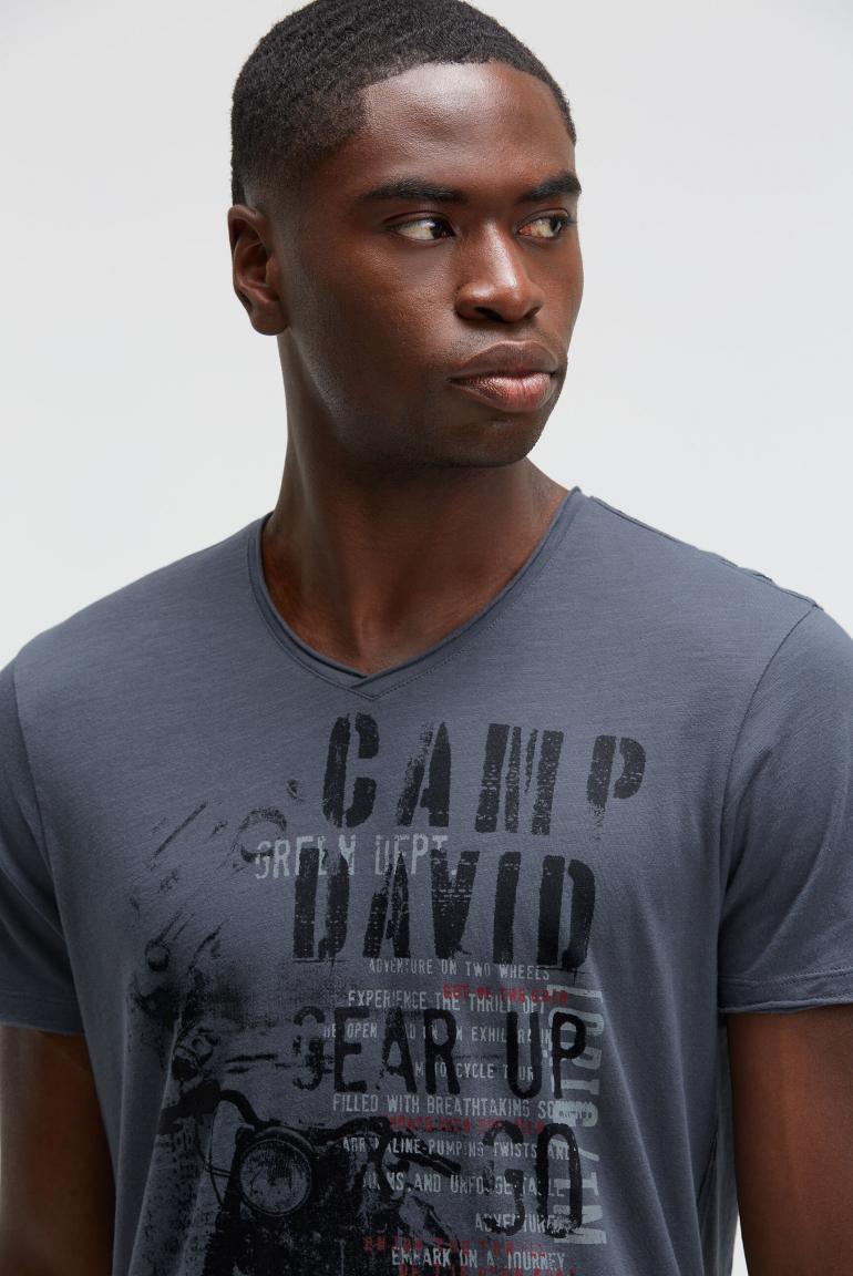 T-Shirt V-Neck im Used Look mit Photoprint