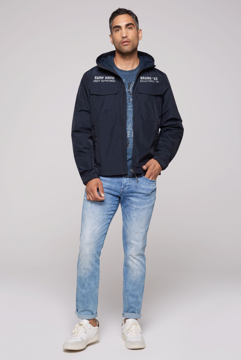 Windbreaker-Jacke mit Kapuze und Rückenprint