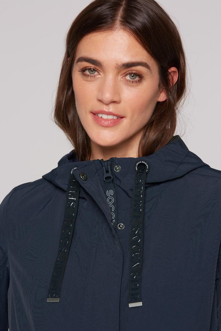 Windparka mit Kapuze und Logo-Details